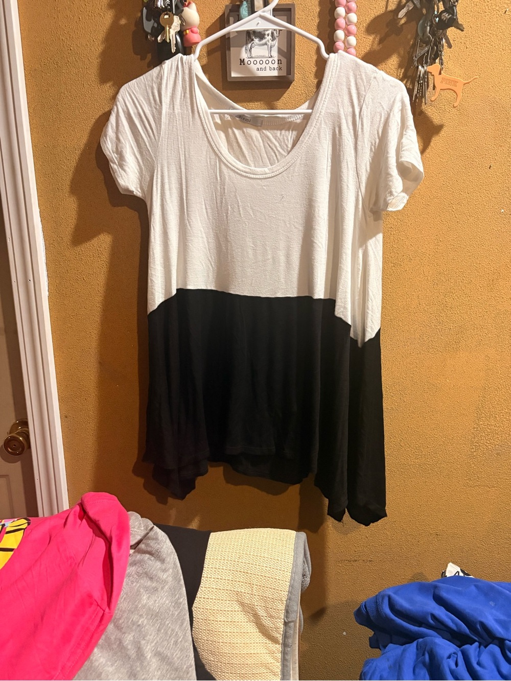 Acemi Two-Tone Black and White Short Sleeve Blouse